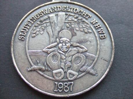 N.H.W.B.(Noord-Hollandse Wandelbond) Sluitingstocht 1987 ( uitrusten onder een boom)